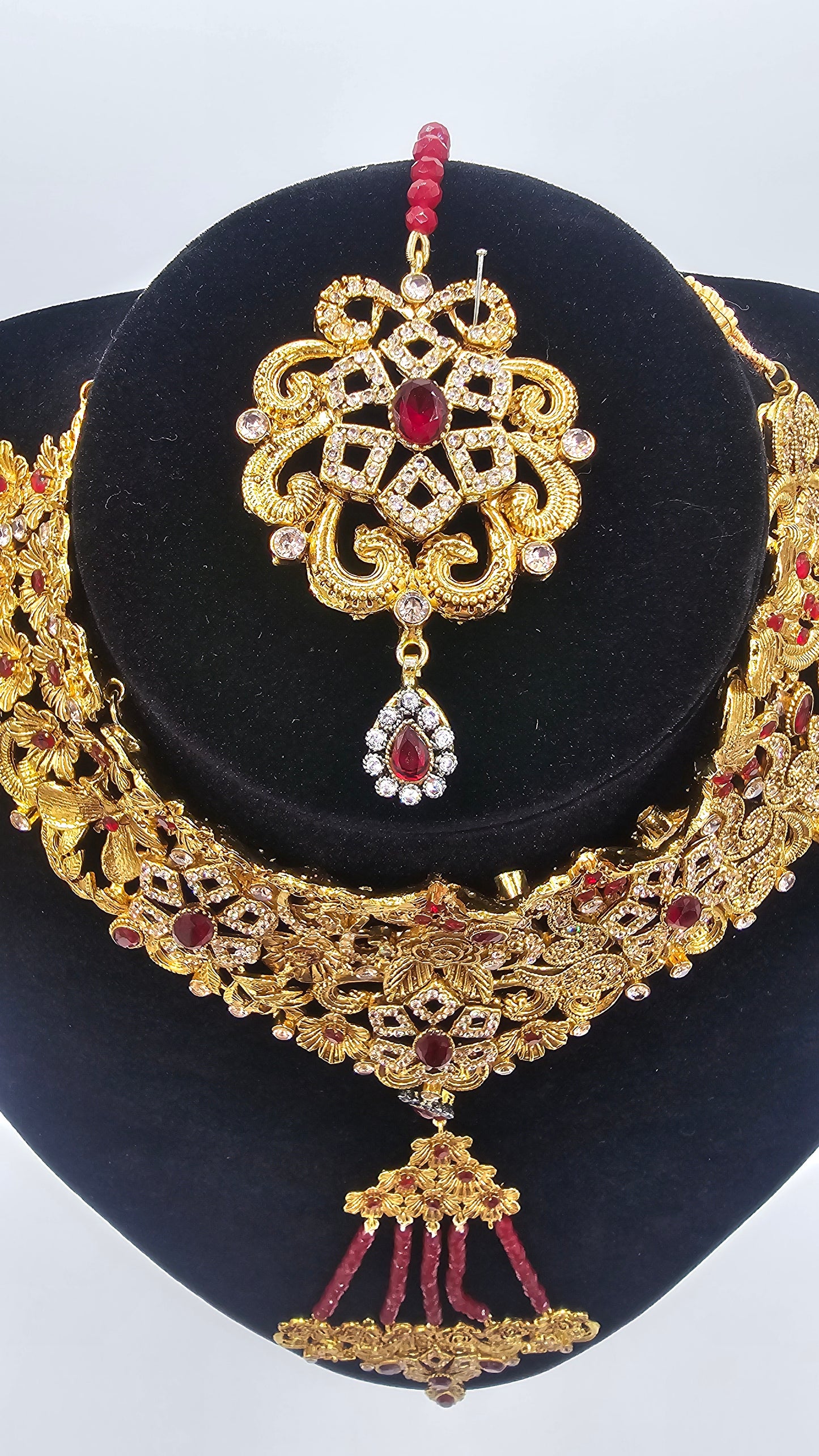 Elegant antique Gold with Ruby