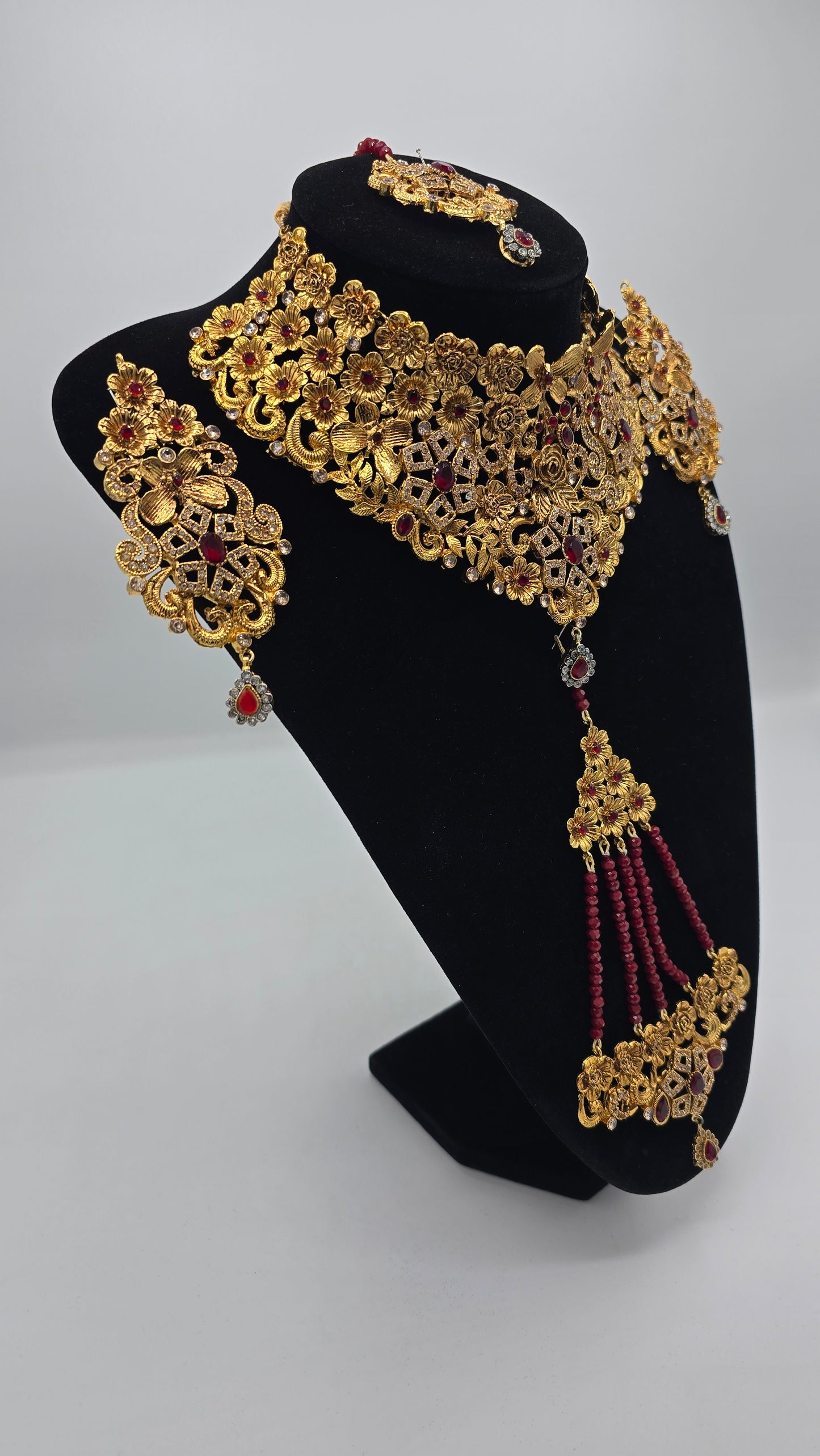 Elegant antique Gold with Ruby