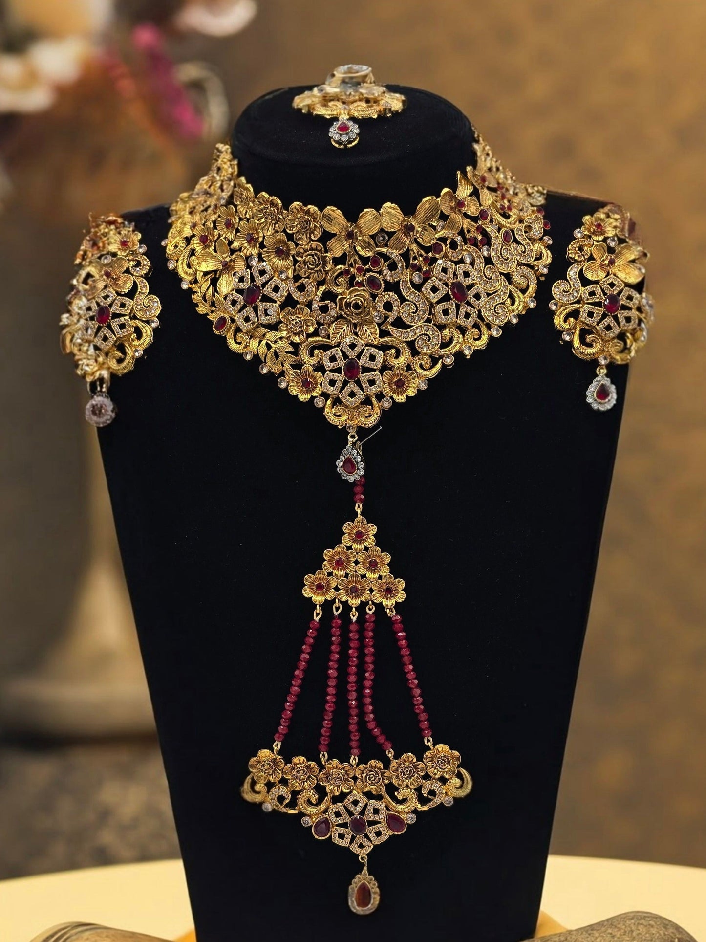 Elegant antique Gold with Ruby